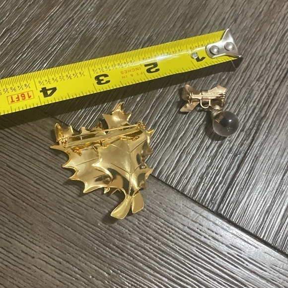 Vintage maple leaf & bow brooches pins - Picture 6 of 9